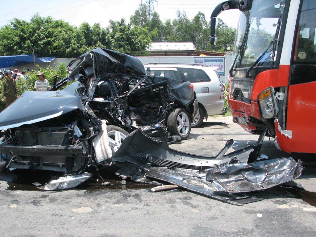 vụ tai nạn nghiêm trọng giữa xe khách giường nằm và ô tô con 4 chỗ khiến 7 người trên chiếc xe con thương vong.
